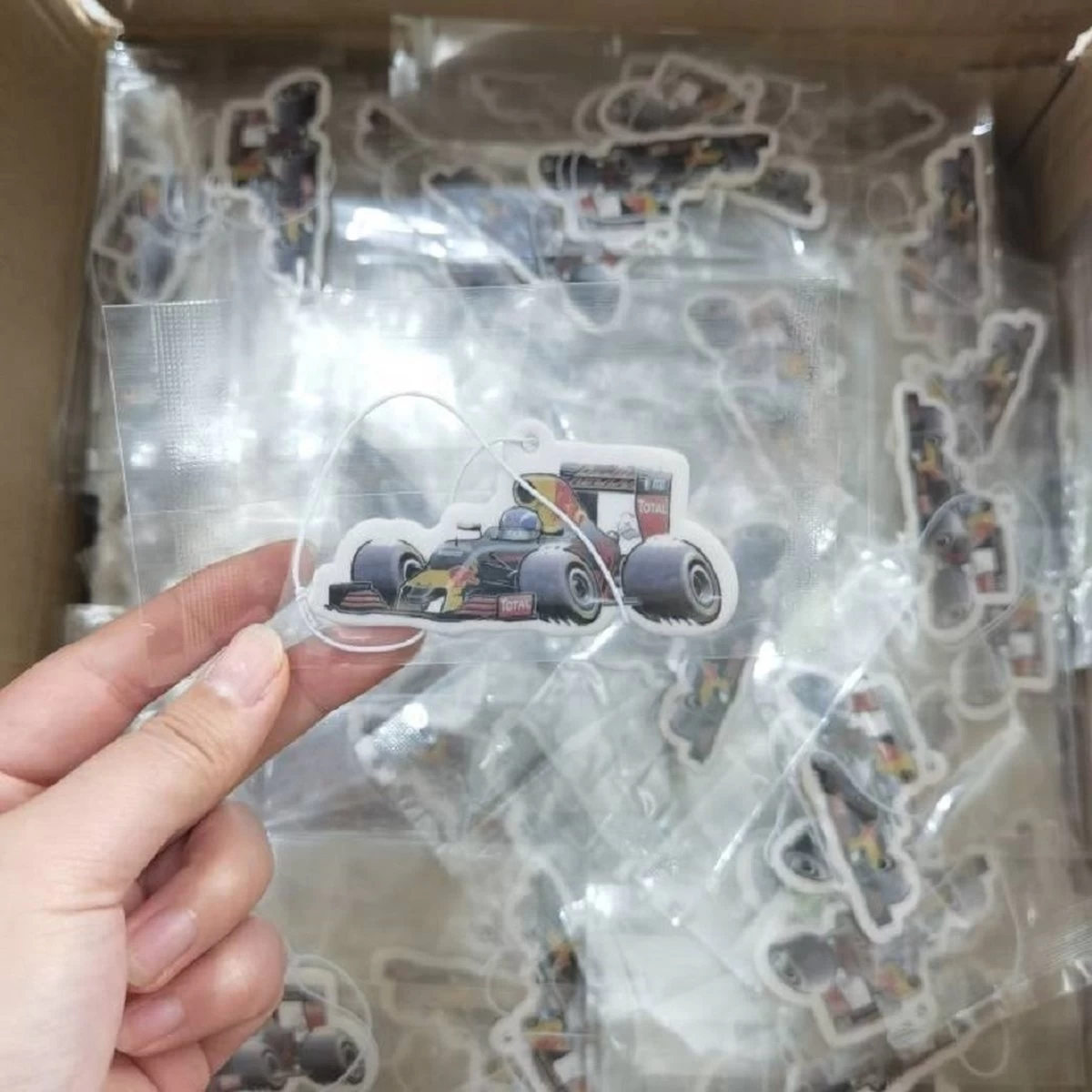 Merkloos Autoparfum Red Bull Racing - Luchtverfrisser Auto - Autogeur - Auto Accessoires - Max Verstappen 2 Merkloos Autoparfum Red Bull Racing - Luchtverfrisser Auto - Autogeur - Auto Accessoires - Max Verstappen - Afbeelding 2